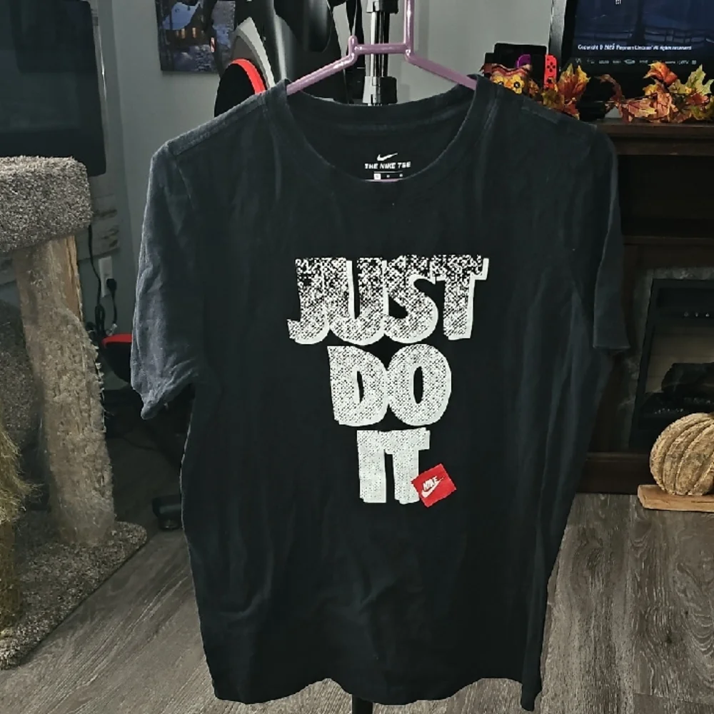 The NIKE Tee Tshirt!! Sz Large Womens